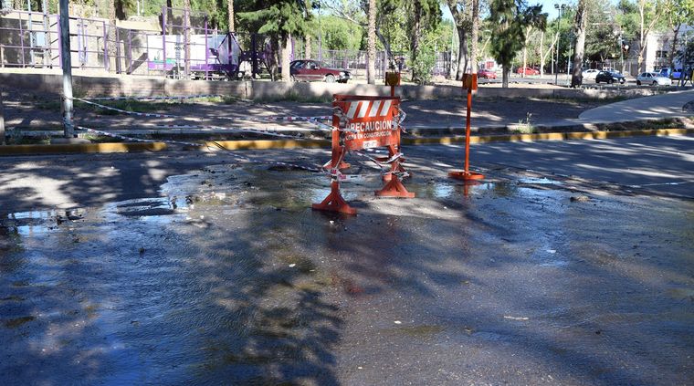 Debido a las tormentas del fin de semana se produjo un colapso del colector cloacal de calle Paraguay de Godoy Cruz. Foto: ALF PONCE MERCADO / MDZ