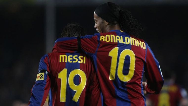 Messi y Ronaldinho, amigos del Barcelona. publicada en Mundo Deportivo Foto: publicada en Mundo Deportivo