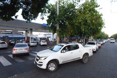 Antes de la oficialización de los aumentos, la gente hace largas filas para cargar combustible Foto: MDZ
