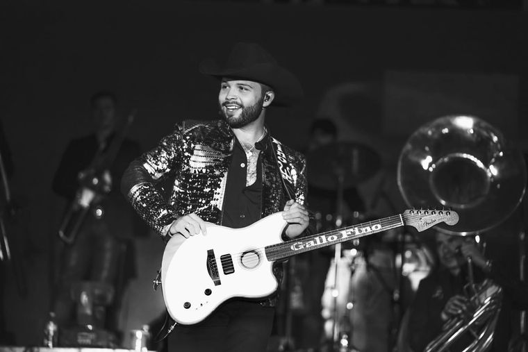 Leonardo Aguilar brillando en uno de sus conciertos.
