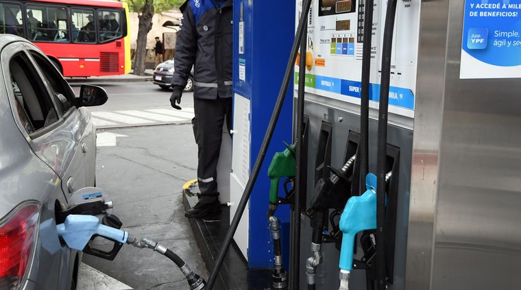 Cargar el tanque con descuento puede convertirse en una pequeña ventaja en medio de un contexto económico desafiante Foto: ALF PONCE MERCADO / MDZ