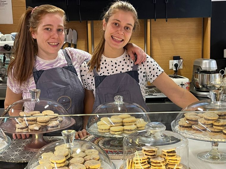 Luciana y Constanza emigraron a España y abrieron una pastelería: conquistan a españoles y argentinos con sus alfajores Foto: Gentileza Cocomad