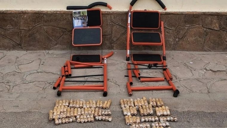 Gracias a un can antinarcóticos fueron hallados los 122 envoltorios con cocaína Foto: NA