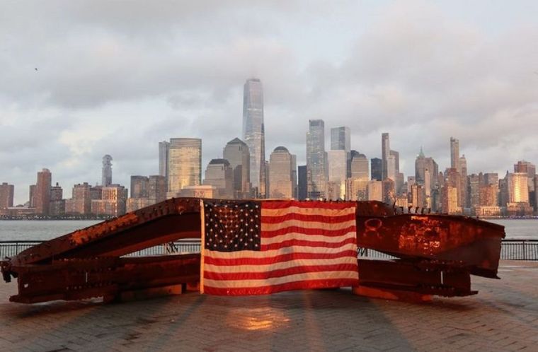 La bandera estadounidense con la ciudad de Nueva York de fondo a 20 años de los ataques terroristas. Foto: GETTY IMAGES Foto: GETTY IMAGES