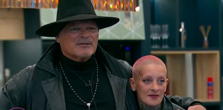 Alfa abrazado a Furia, la participante que lo tiene como referente.