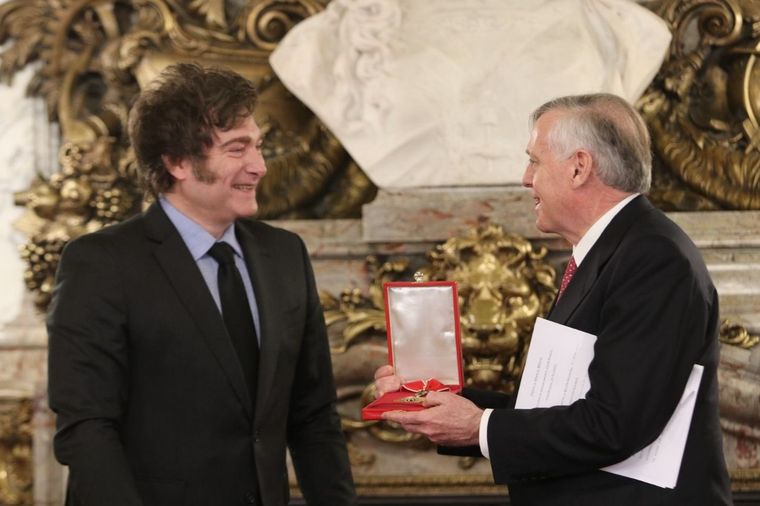 El Presidente condecoró al economista español Jesús Huerta de Soto. Foto: Cuenta de X @OPRArgentina