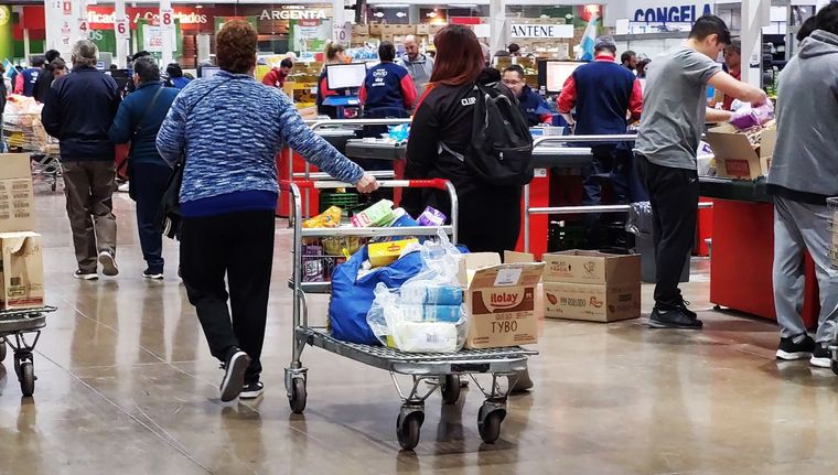 El 78% de los consumidores se limitó a adquirir los productos esenciales durante 2024. Foto: Santiago Tagua/MDZ