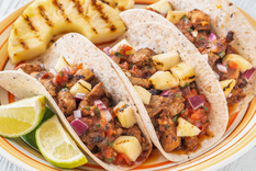La receta de tacos al pastor tiene influencia de la cocina árabe y del shawarma.