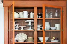 Reliquias familiares integradas a la decoración contemporánea. Foto: bhg.com