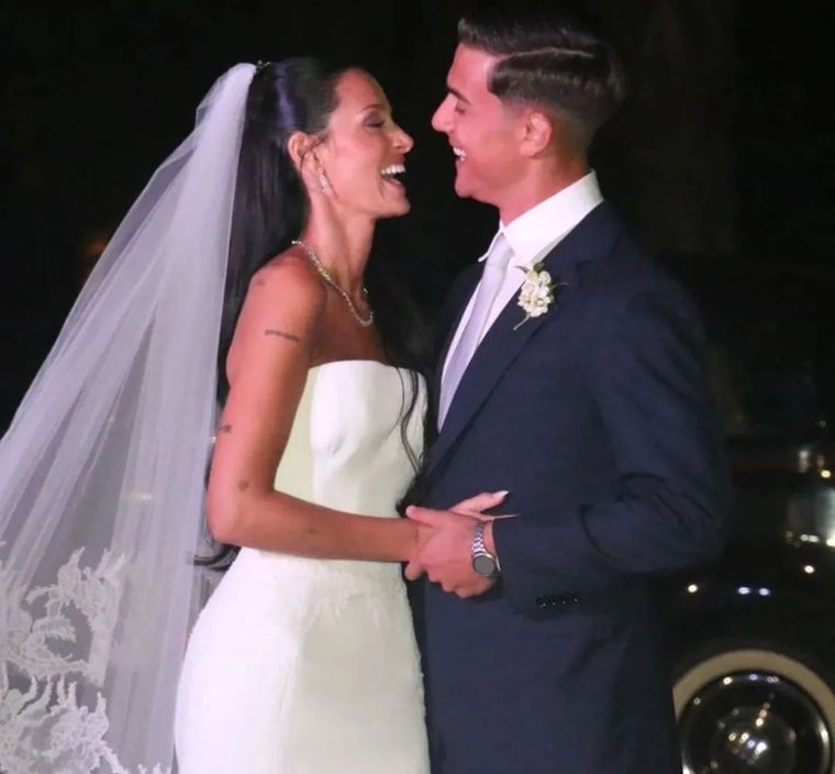 La pareja de recién casados terminó su boda con looks modernos y cómodos Foto: Movil Press