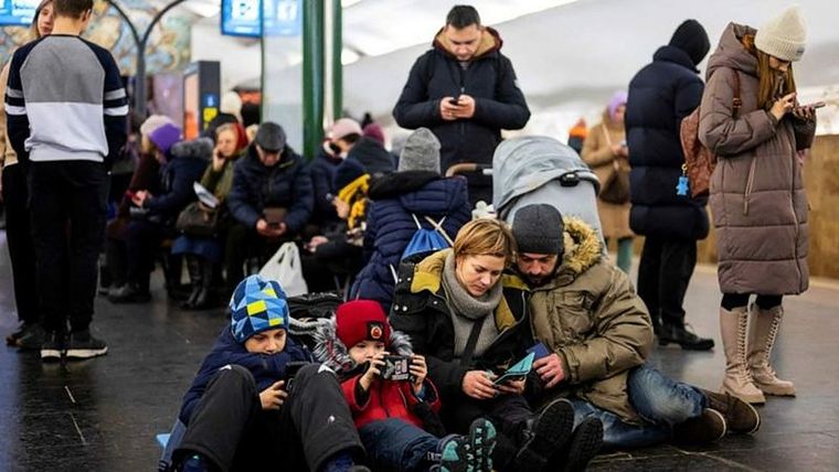 Los ciudadanos en Kyiv han tenido que buscar refugio en las estaciones de metro, ante la nueva ola de ataques de Rusia Foto: REUTERS
