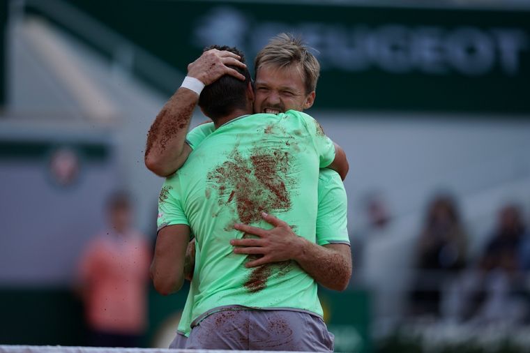 Krawietz abraza a Mies tras conquistar el último Roland Garros. Roland Garros Foto: Roland Garros