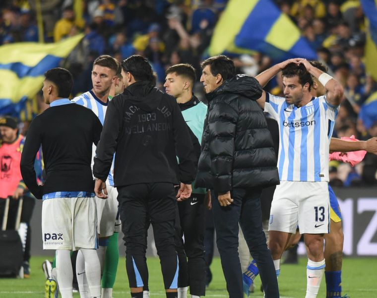 Gustavo Costas se fue sin hablar del Gigante de Arroyito tras la eliminación de Racing.