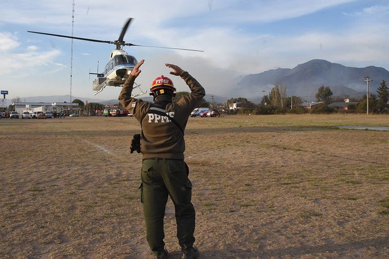 Por cuarto día, los bomberos voluntarios de la provincia de Córdoba combaten el incendio en Cerro Uritorco Foto: Gobierno de Córdoba