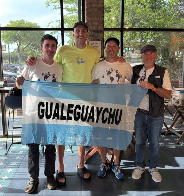 Manu Ginóbili recibió a los viajeros en San Antonio. Manu Ginóbili recibió a los viajeros en San Antonio.