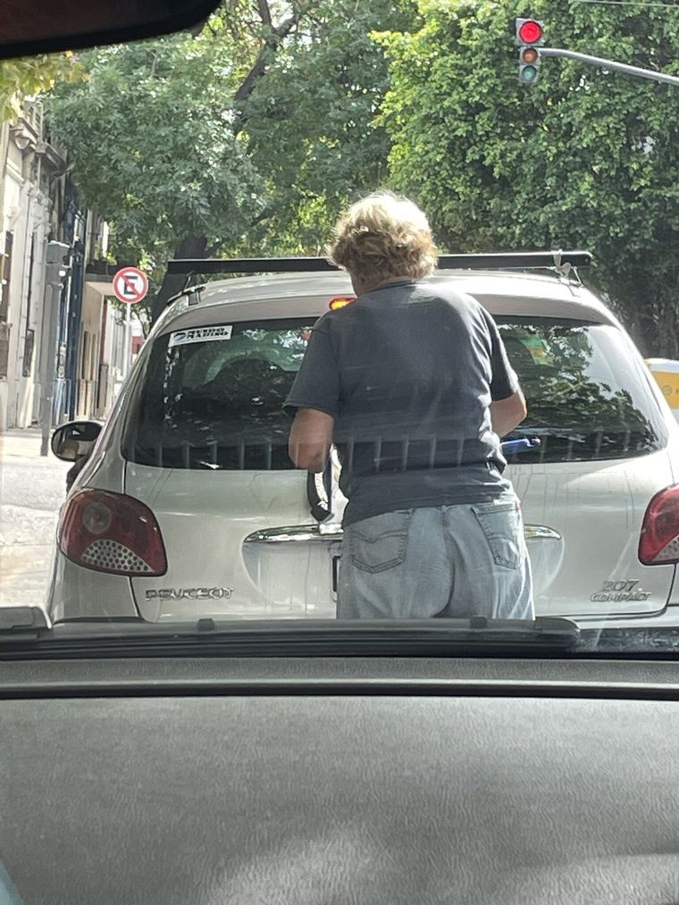 Una abuela limpiando vidrios Foto: Twitter/@ulichaparro12