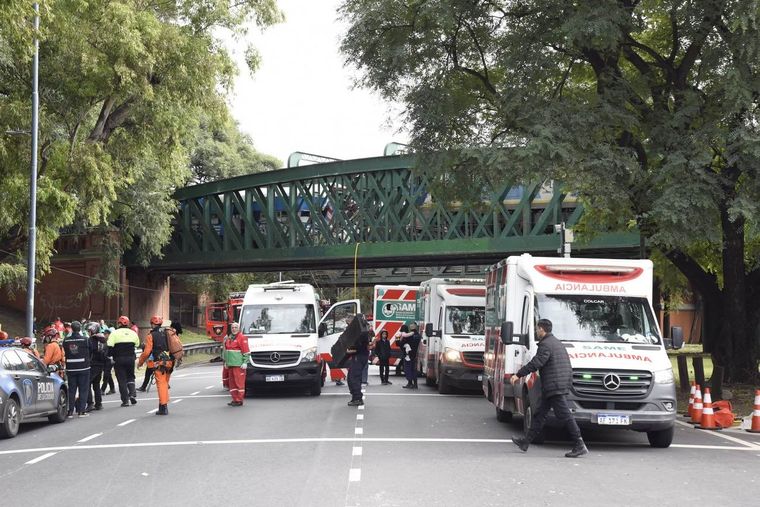 Los gremios liderados por Sergio Sasia (UF), Adrián Silva (APDFA) y Enrique Maigua (ASFA) se solidarizaron con las víctimas del choque de trenes ocurrido en Palermo en la mañana del viernes. Foto: NA