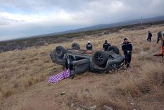 La camioneta volcó en Luján de Cuyo. Foto: Matías Pascualetti. La camioneta volcó en Luján de Cuyo. Foto: Matías Pascualetti.