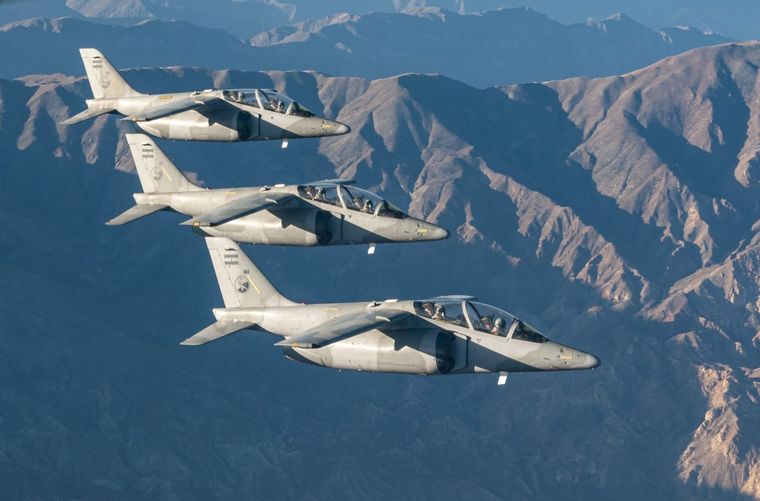 Al término de la ceremonia hubo un desfile militar y pasaje a baja altura de aviones Foto: Prensa Fuerza Aérea