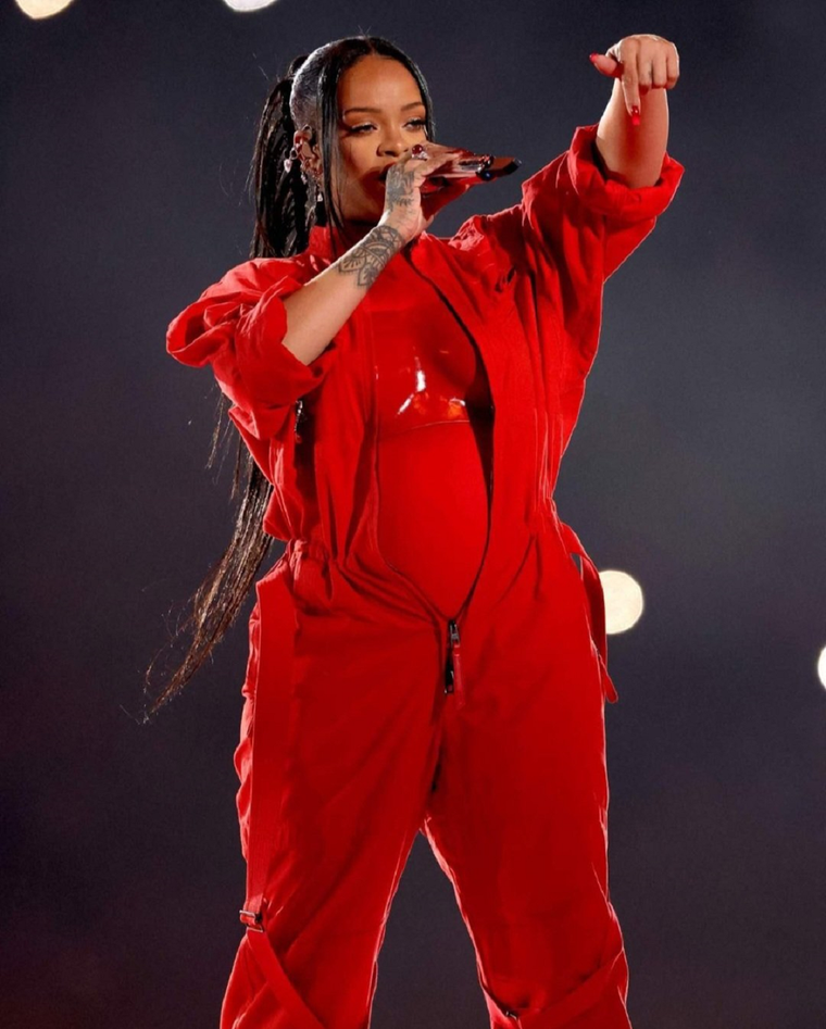 Estas fueron las celebridades que apoyaron a Rihanna en el Super Bowl Rihanna cantando en vivo el el Super Bowl LVII. Foto: Twitter