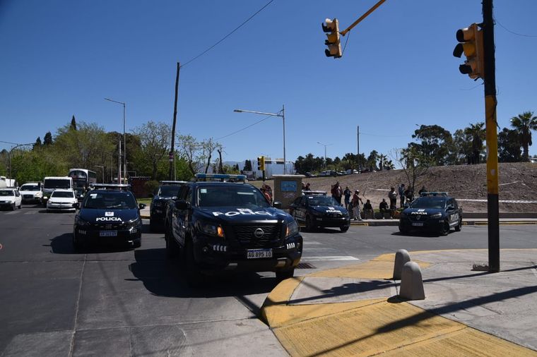 Uniformados custodian la zona del accidente. Uniformados custodian la zona del accidente.