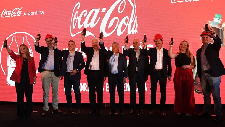 Funcionarios y directivos de Coca Cola celebraron la inauguración. Foto: ALF PONCE MERCADO / MDZ
