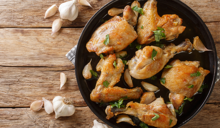 Esta receta se caracteriza por el uso abundante de ajo. Esta receta se caracteriza por el uso abundante de ajo.