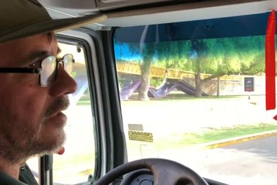 MDZol | Fabián Peduzzi conduce su camión aceitero El recolector de aceite de cocina usado recorre las calles mendocinas. Foto: Foto de video