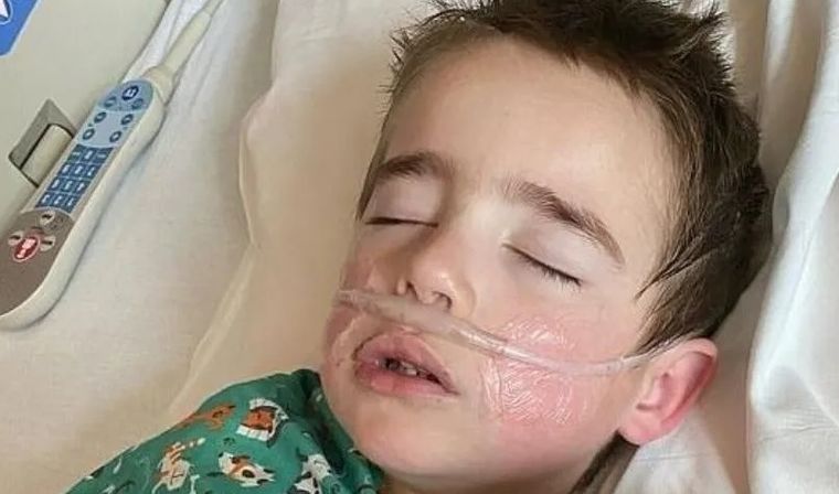 El pequeño tiene coronavirus y su madre publicó un video mostrando los síntomas del niño