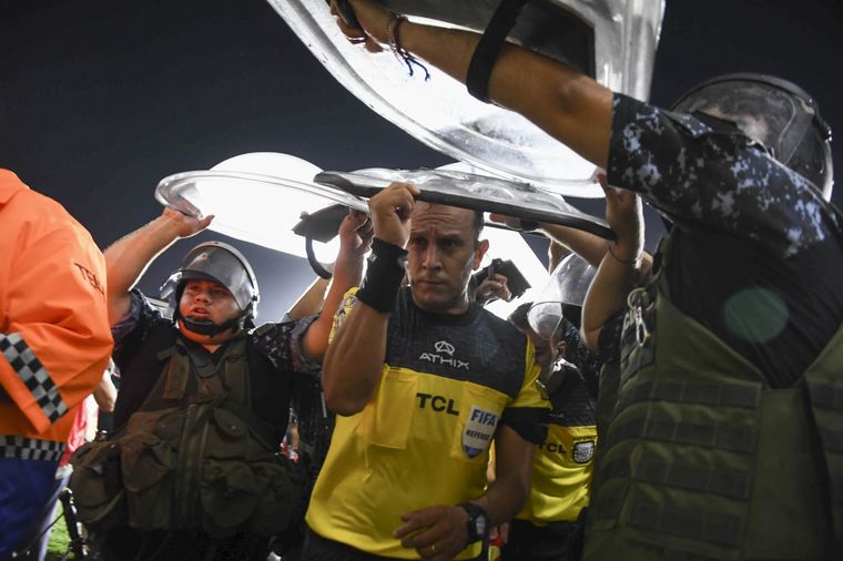 Darío Herrera se fue escoltado tras el caliente Lanús-River. Foto: Télam