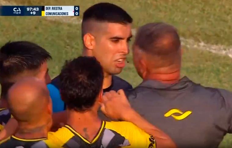 Todo Comunicaciones, con el técnico incluido, increpa al árbitro Gil tras la vergonzosa sanción en el último minuto del partido Foto: captura TyC Sports