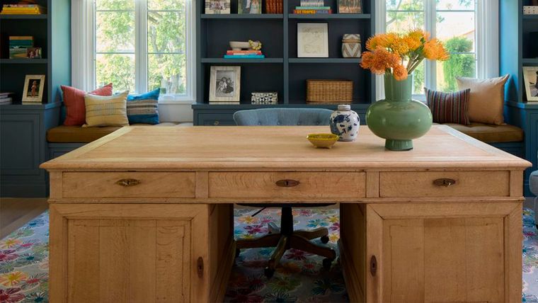 Los escritorios de madera usados con características vintage suelen ser duraderos y con ciertos detalles ornamentales Los escritorios de madera usados con características vintage suelen ser duraderos y con ciertos detalles ornamentales