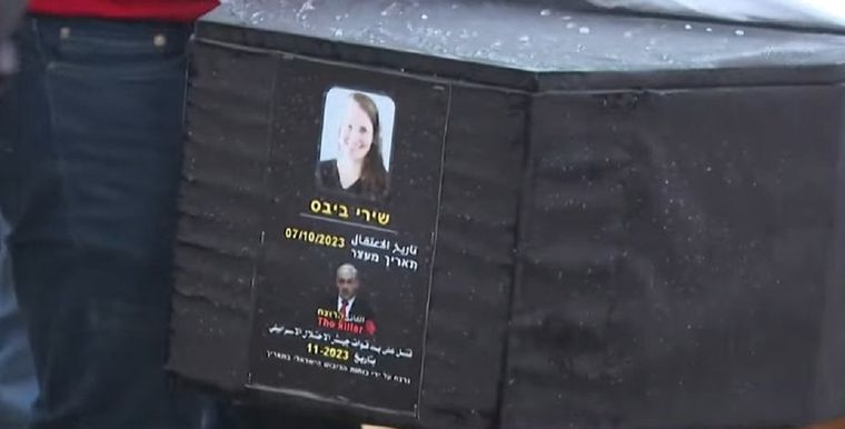 El macabro mensaje de Hamas en el féretro Foto: Captura