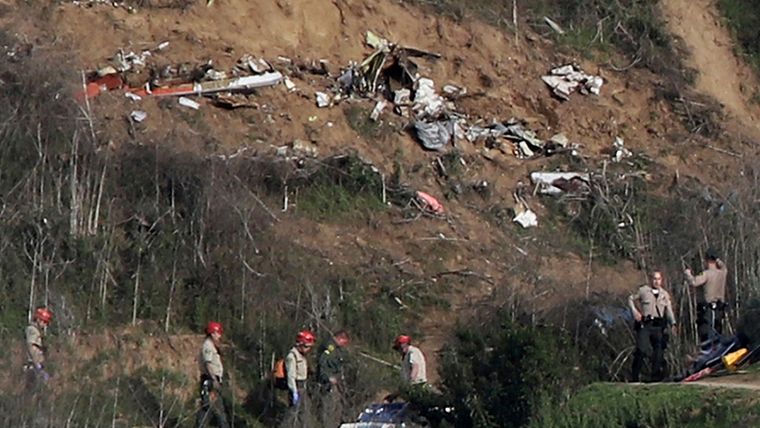 Agentes de la ley y funcionarios investigan en el lugar del accidente de helicóptero de la estrella de la NBA Kobe Bryant, en Calabasas, California, EE.UU., el 27 de enero de 2020.