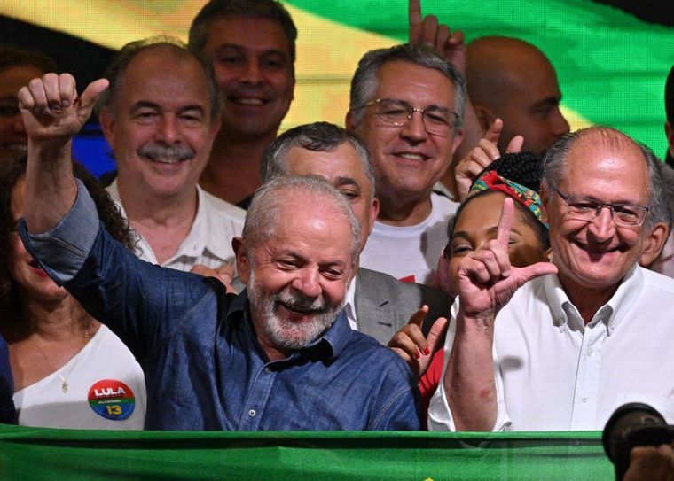 Lula venció a Bolsonaro por estrecho margen en el balotaje de 2022, en medio de una fuerte polarización política en Brasil.