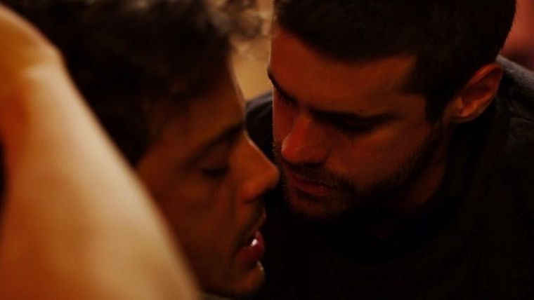 Tomás Fonzi y Gastón Soffritti en una jugada escena íntima en Inconvivencia