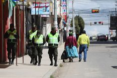 Hay fuerte presencia de la policía boliviana en las calles de las ciudades. Foto: EFE Hay fuerte presencia de la policía boliviana en las calles de las ciudades. Foto: EFE