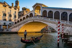 Cientos de lugareños se van cada año porque millones de turistas vienen. Foto: GETTY IMAGES