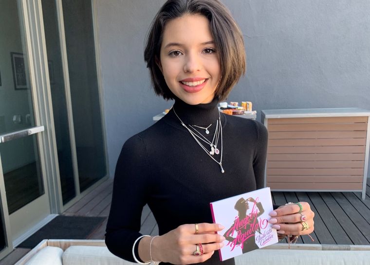 Ángela Aguilar, experta en trucos para estilizar las piernas. Foto: NRT México - noticiasnrt.com