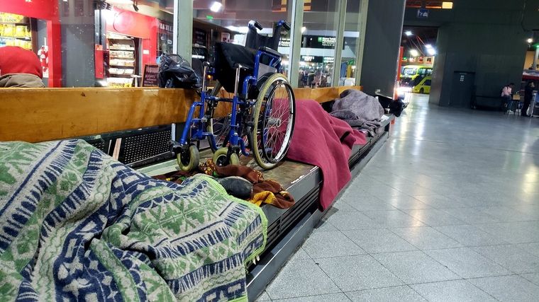 La mujer que estaba en situación de calle y dormía en la terminal de ómnibis, donde vendía golosinas en forma ambulante en las plataformas. Foto: X de @leoguevara80