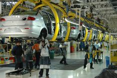 Gobierno, fábricas y sindicatos intentan impulsar la industria automotriz de Argentina