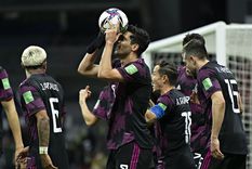 Raúl Jiménez celebra el gol de la victoria. Foto: @miseleccionmx