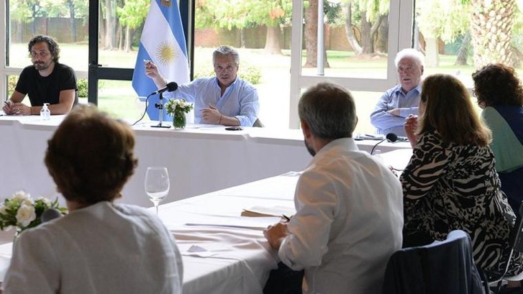 El presidente Alberto Fernández en una reunión con infectólogos y parte de su gabinete.