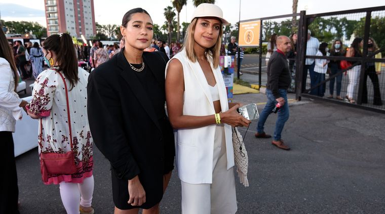 Nina Caram y Giuliana Panella, dos de las mejores vestidas del Mendoza Fashion Week. Foto: ALF PONCE MERCADO / MDZ
