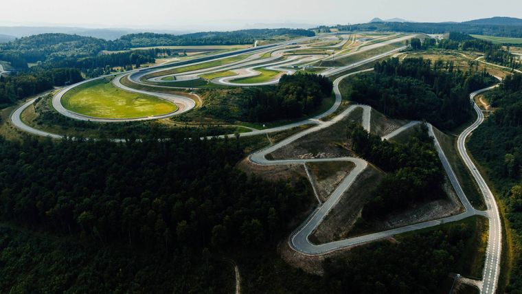 Mercedes-Benz inaugura su nuevo centro de pruebas de iluminación y tecnología en Immendingen