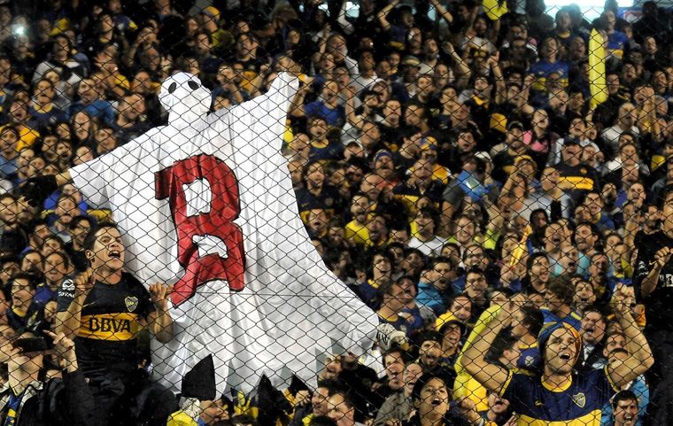 Los hinchas de Boca se burlaron de River por el parecido de la mascota del Mundial con el Fantasma de la B.