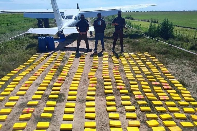 Lograron decomisar 359 kilos de cocaína de una aeronave que aterrizó en un campo de Entre Ríos Foto: NA