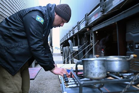 Los camioneros pasan semanas dentro de sus vehículos y deben organizar allí sus comidas mientras esperan la apertura del paso.