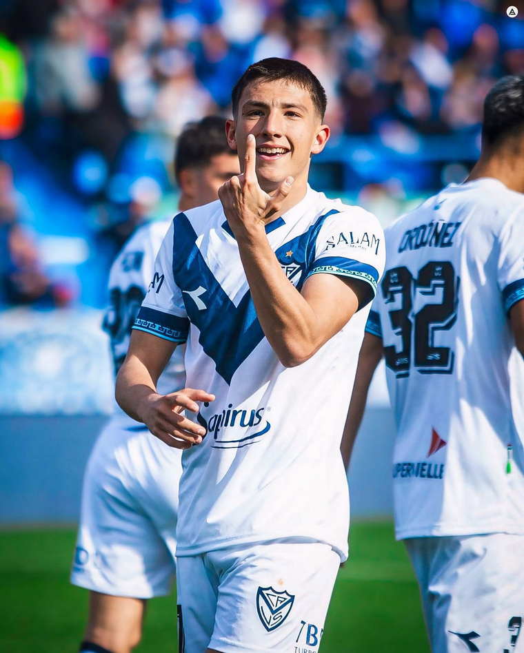 Thiago Fernández se fue libre de Vélez para jugar en el Villarreal de España. Thiago Fernández se fue libre de Vélez para jugar en el Villarreal de España.