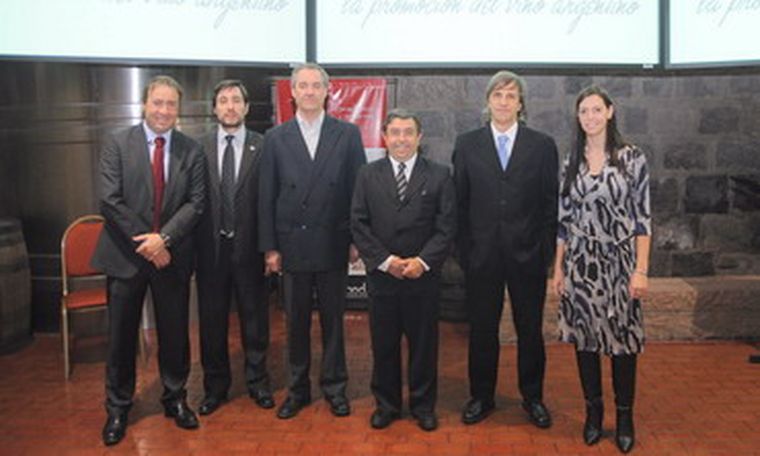 El ministro de Producción, Raúl Mercau, junto al presidente del Fondo Vitivinícola, José Luis Lanzarini, el subsecretario de Promoción Industrial, Javier Espina y los expositores Guillermo Oliveto, Gustavo Domínguez y Romina Lujambio. Foto: Gentileza